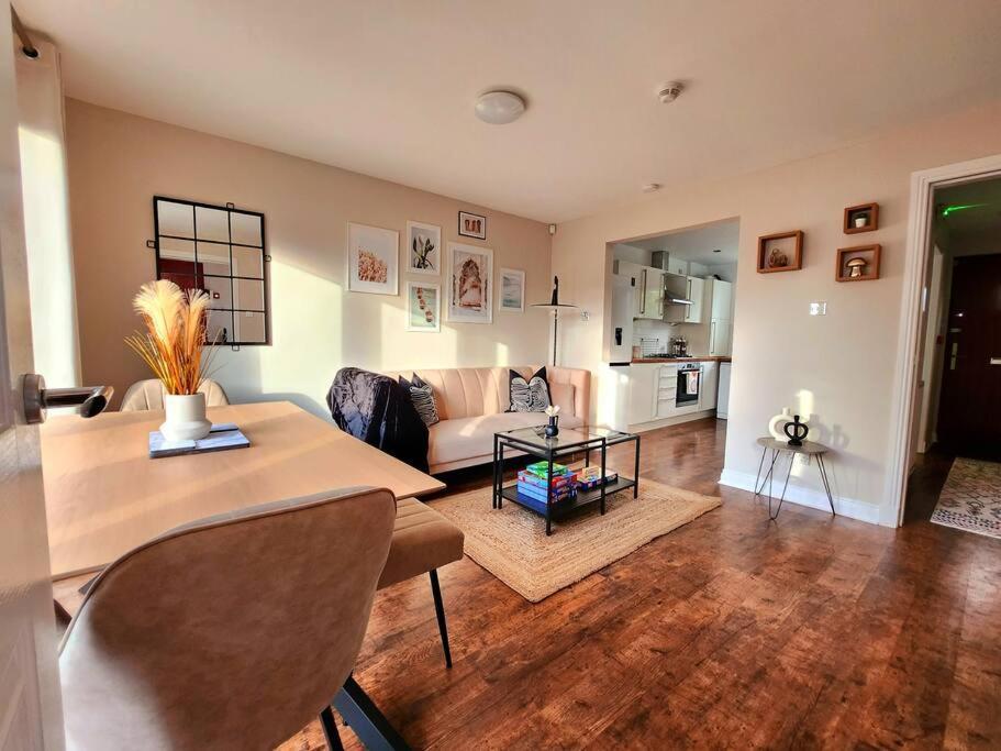 Modern 5 Bedroom Townhouse With Free Parking Glasgow Dış mekan fotoğraf