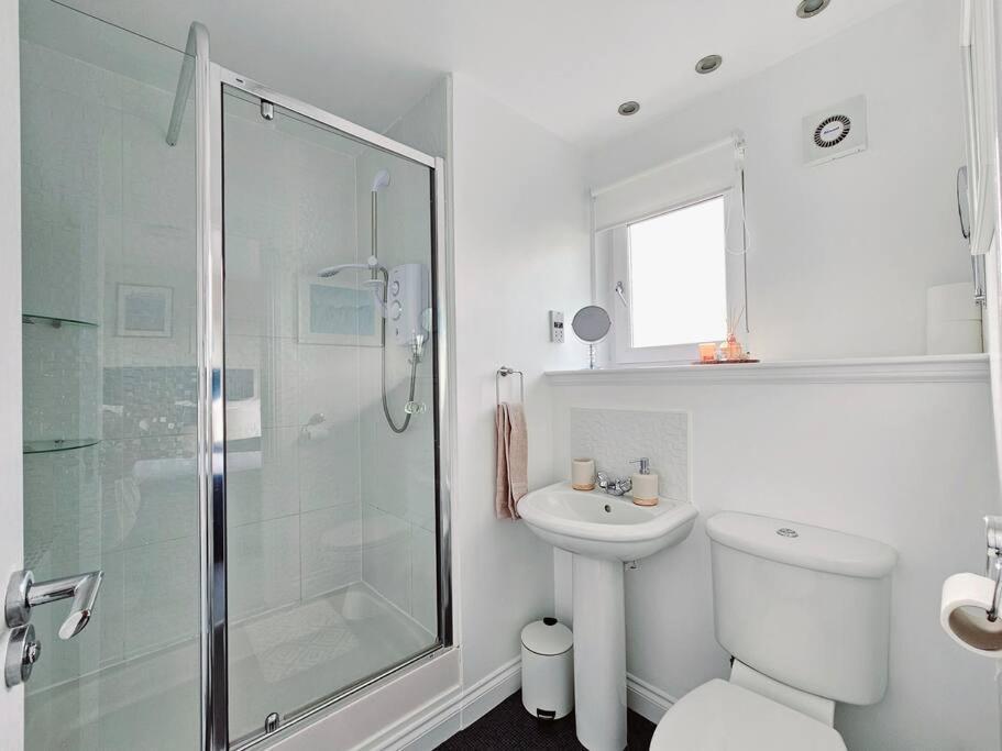 Modern 5 Bedroom Townhouse With Free Parking Glasgow Dış mekan fotoğraf