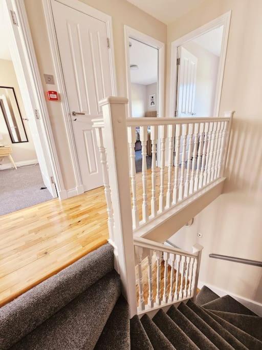 Modern 5 Bedroom Townhouse With Free Parking Glasgow Dış mekan fotoğraf